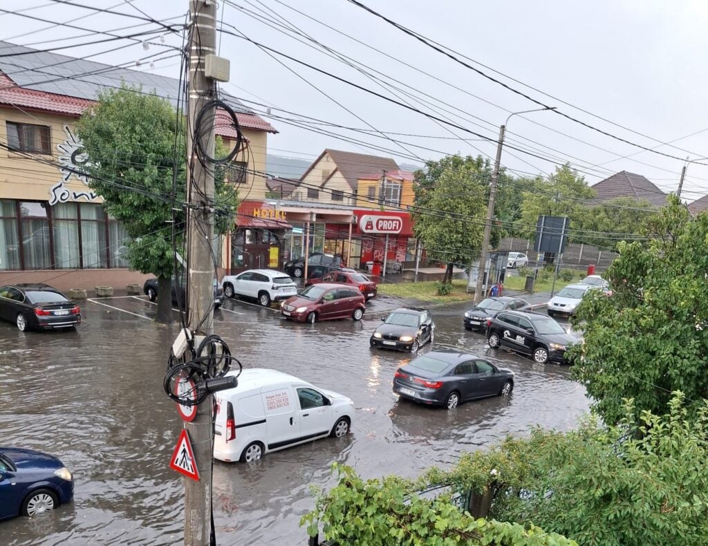 Strada Ștefan cel Mare, după furtună. Foto: cititor turnulsfatului.ro