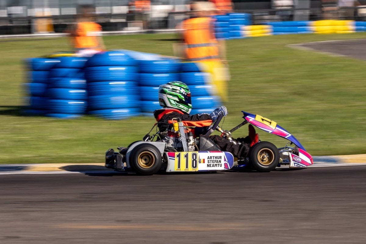 Arthur nu este singurul sportiv al clubului prezent în competiția națională. În sezonul 2026, ACS RoadRunner Racing Team este reprezentat în mai multe categorii: Andrei B. (clasa Mini, nr. 212), Alex M. (clasa Junior, nr. 312), Alexa L. (clasa Senior, nr. 467) și Arthur N. (clasa Micro, nr. 118). Foto: ACS RoadRunner Racing Team