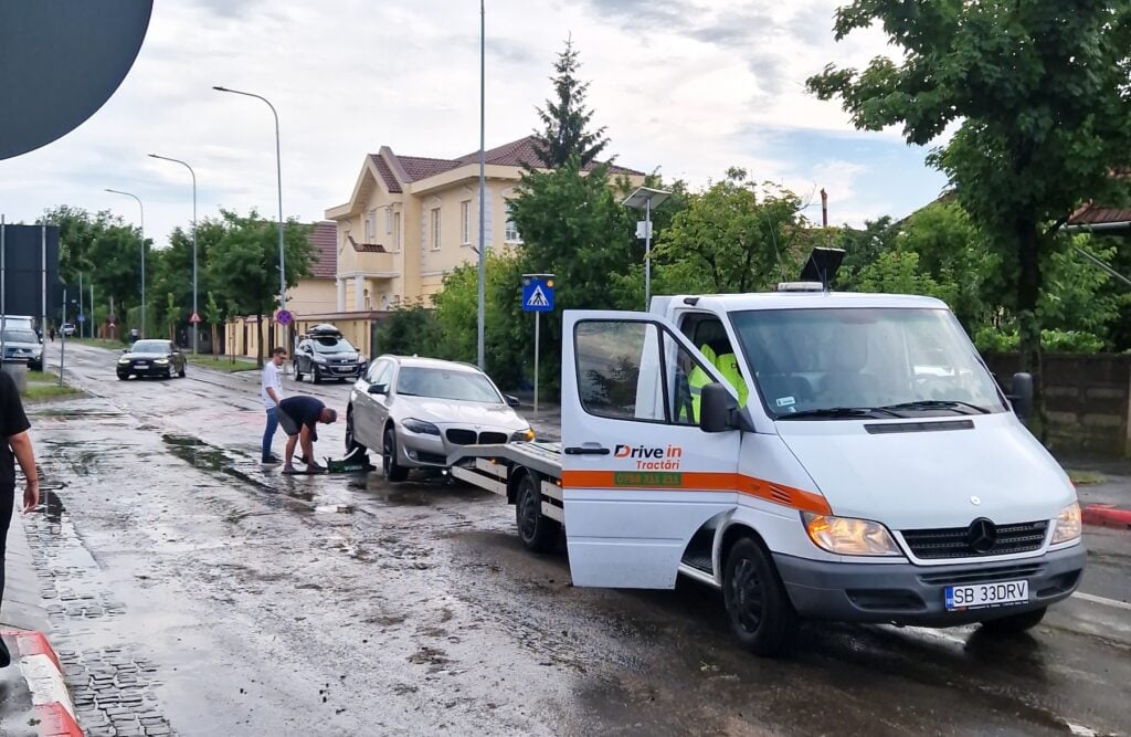 Mașinile au așteptat în mijlocul drumului apariția echipelor de tractare. Foto: turnulsfatului.ro