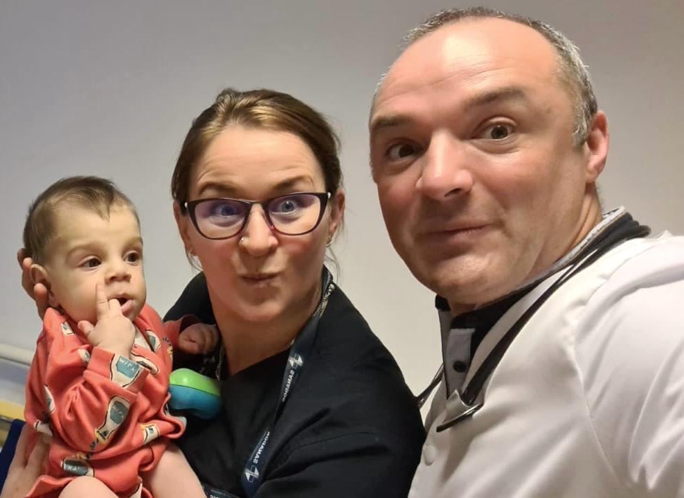 Scopul acestui medic (foto dreapta) este să găsească copiii cu malformații cardiace și să le faciliteze tratamentul potrivit. Foto: Fundația Polisano