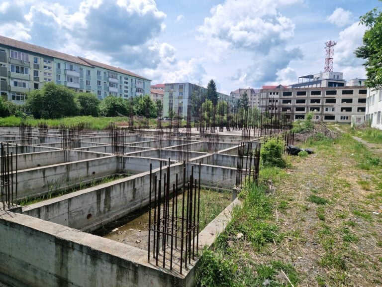 Șantierul noului Liceu de Artă al Sibiului este abandonat de șase ani. Foto: turnulsfatului.ro
