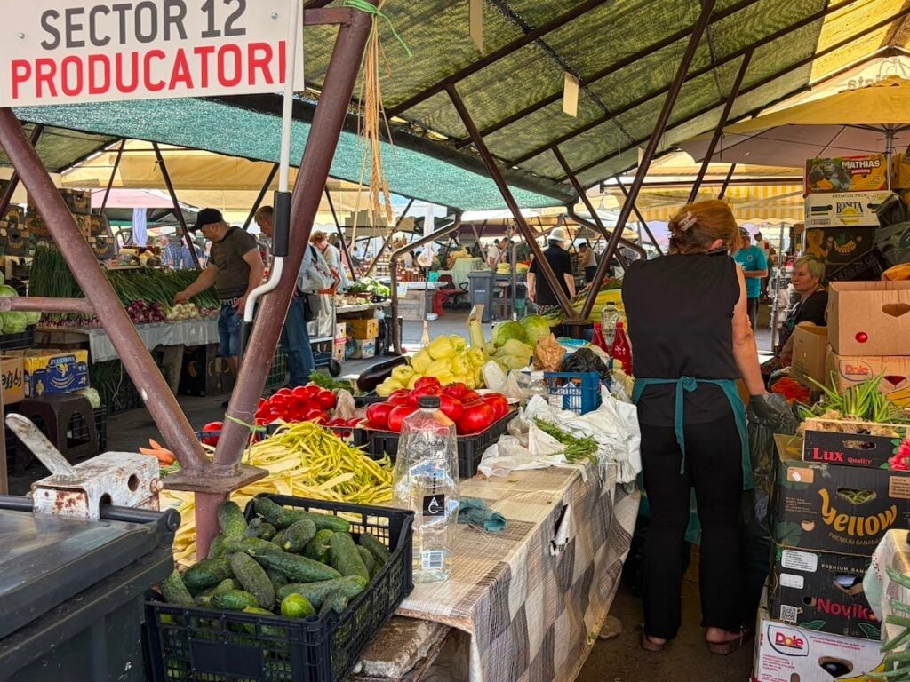 Comercianții udă frecvent legumele cu apă, ca să reziste caniculei/Foto: turnulsfatului.ro