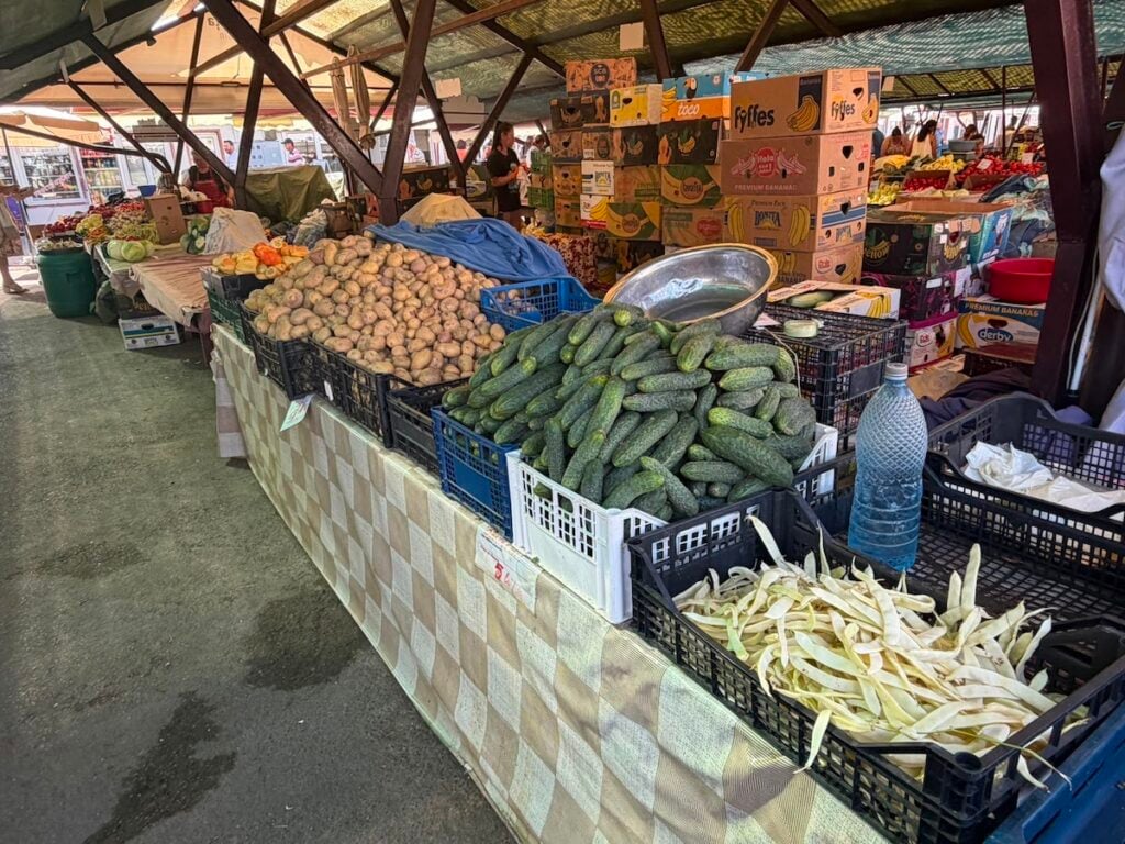 Comercianții au sticle cu apă și udă legumele periodic/Foto: turnulsfatului.ro