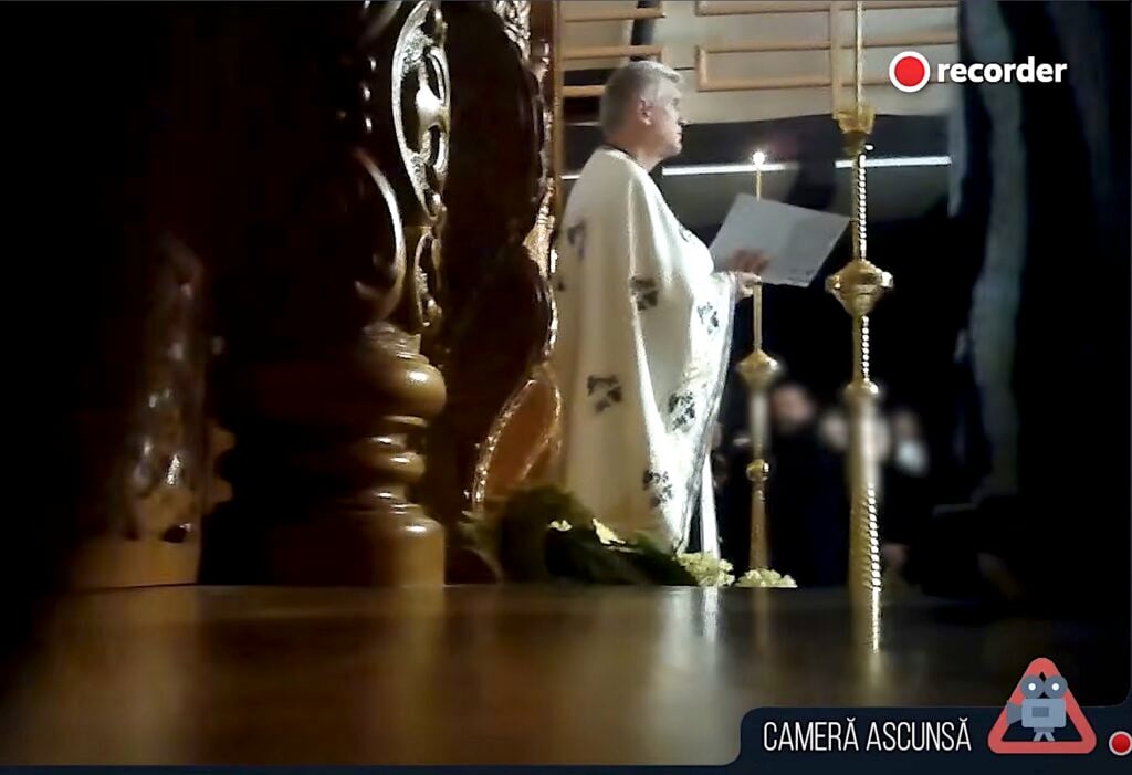 Cristian Pomohaci, în timpul unui ritual de exorcizare ținut noaptea în clădirea unui fost restaurant. Foto: captură documentar Recorder