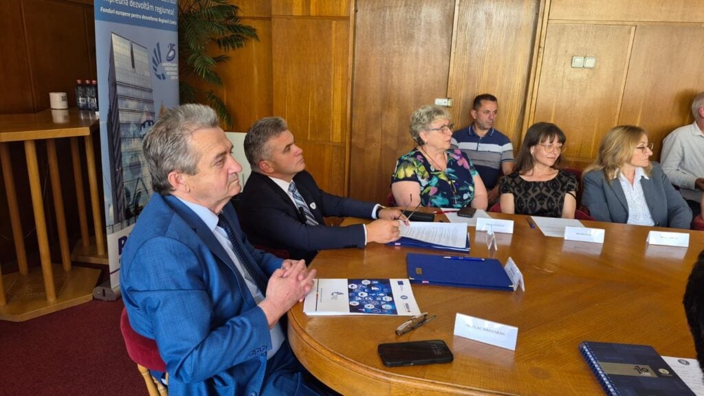 Primăria Mediaș a semnat contractul de finanțare pentru construirea unui depou nou, pentru achiziționarea a 2 troleibuze electrice și pentru amenajarea a 17 stații pentru călători/Foto: Primăria Mediaș