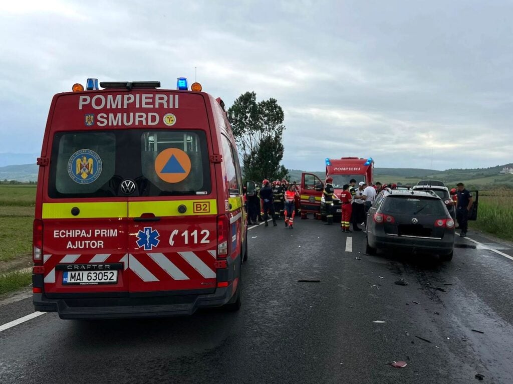 15 persoane au fost implicate în accidentul de luni, de la ieșirea din Avrig. Foto: ISU Sibiu