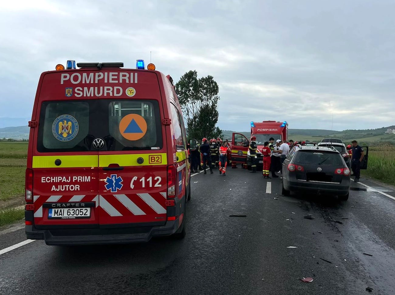 15 persoane au fost implicate în accidentul de luni, de la ieșirea din Avrig. Foto: ISU Sibiu