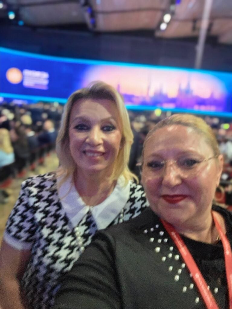 Diana Șoșoacă s-a fotografiat și cu Maria Zaharova, purtătoarea de cuvânt al Externelor de la Moscova. Foto: Facebook / Diana Ivanovici Șoșoacă