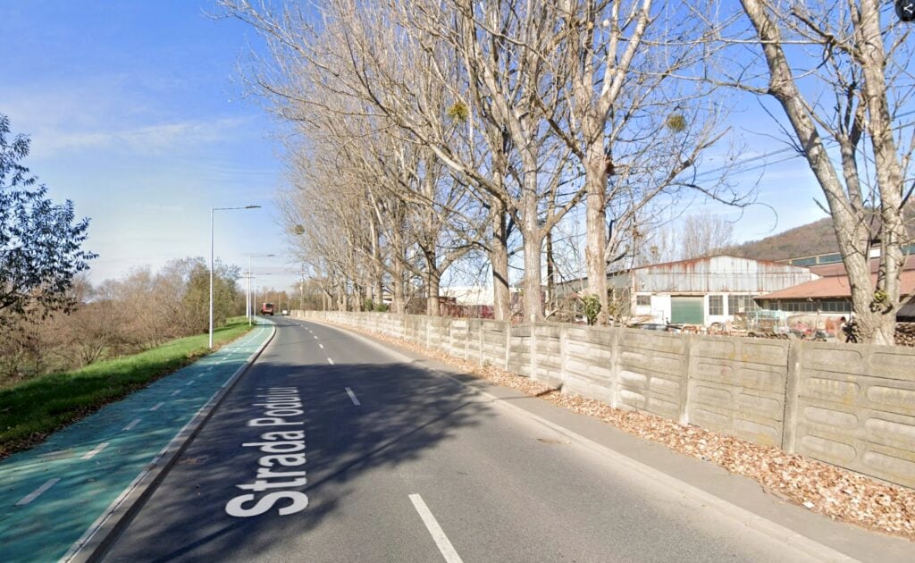 Șoferul a arătat judecătorului fotografii de pe Google Maps, potrivit cărora în mai 2023 pe stradă nu existau semne de limitare a vitezei la 50 de km/h. Fotografiile au fost avute în vedere. Sursa foto: Google Street View
