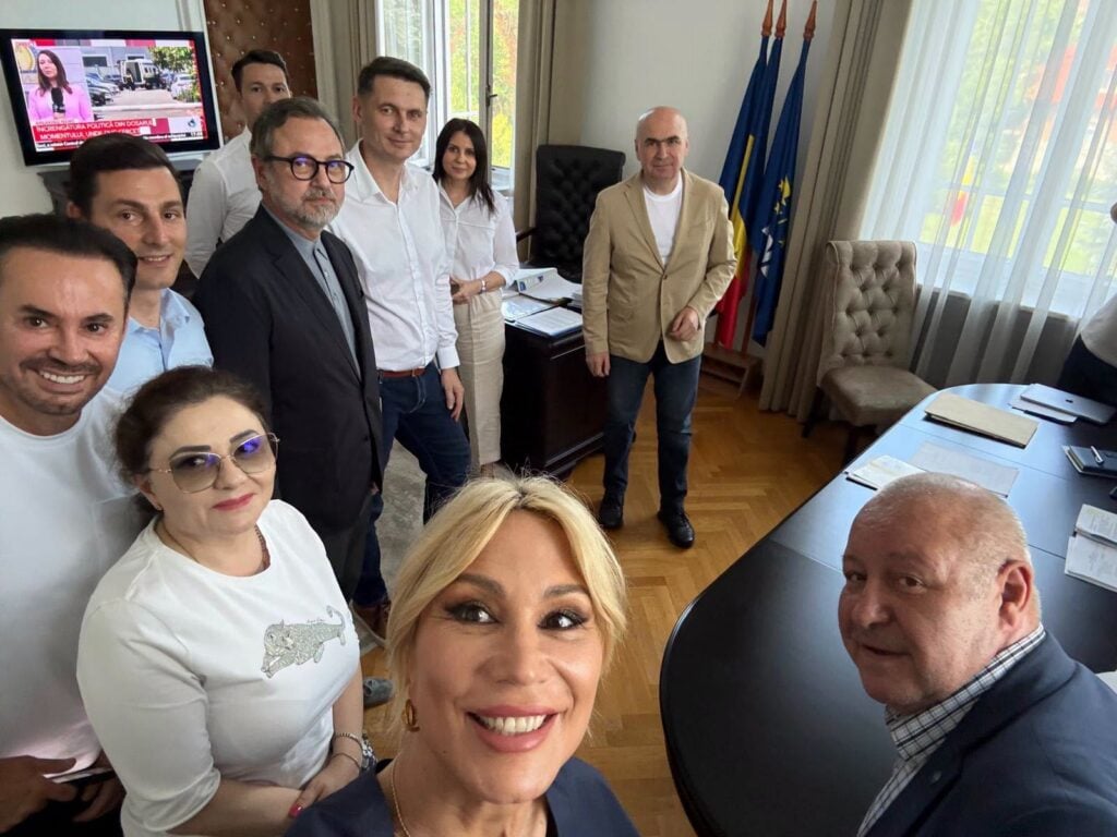 Raluca Turcan a postat un selfie cu echipa care candidează pentru conducerea PNL. Foto: Facebook / Raluca Turcan