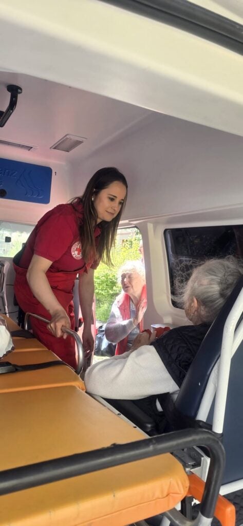 Crucea rosie ambulanta1