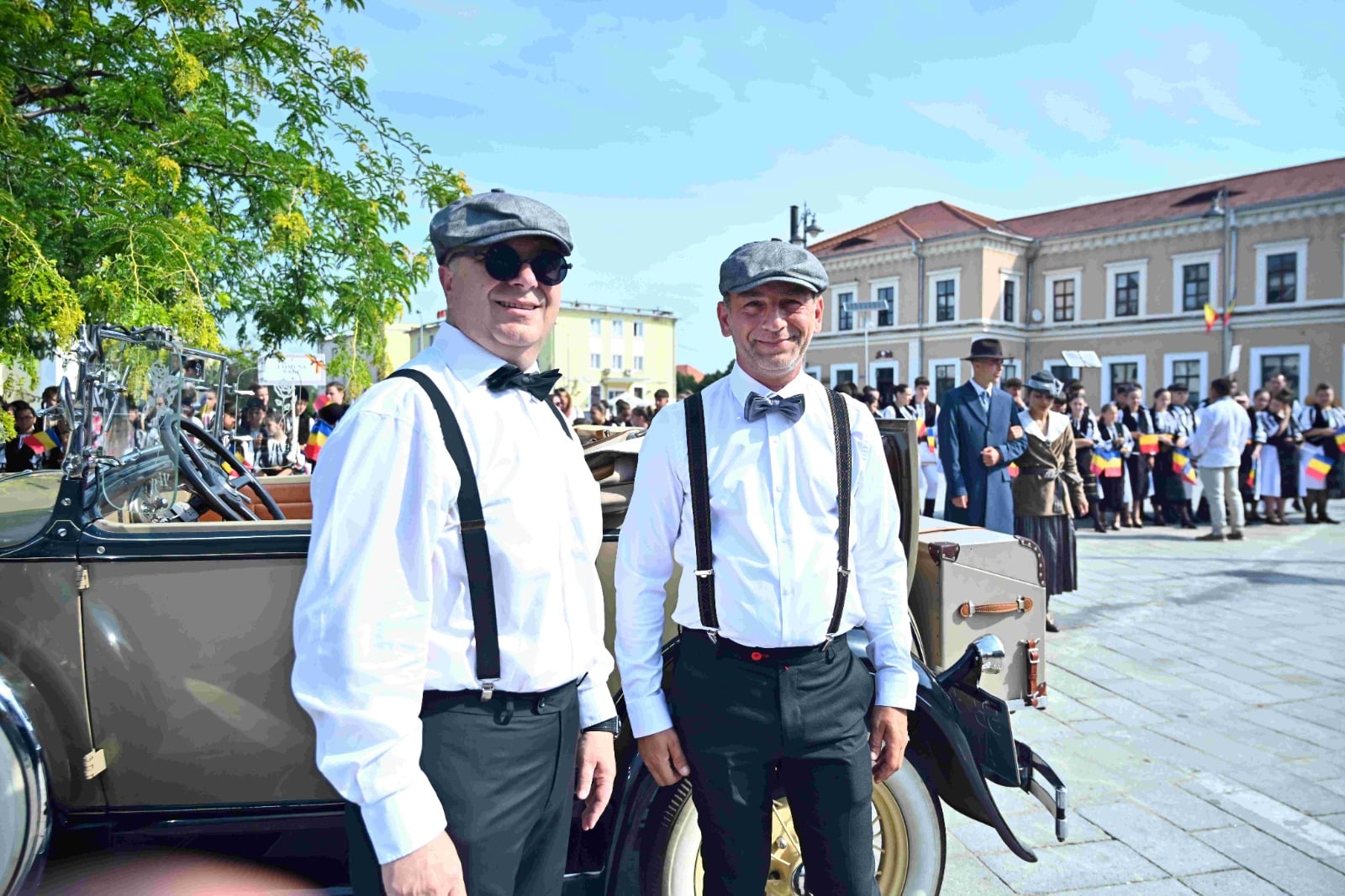Daniel Drăgoi (foto stânga) și Cosmin Lepădat (foto freapta) sunt colecționari de mașini vechi și membri ai Retro Club România. Credit foto: Ionuț Vaidean.
