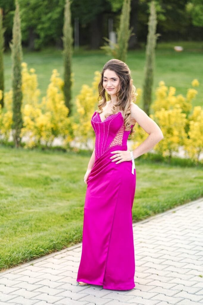 Larisa la banchetul de clasa a XII-a. Rochia are nuanța ei preferată - fucsia