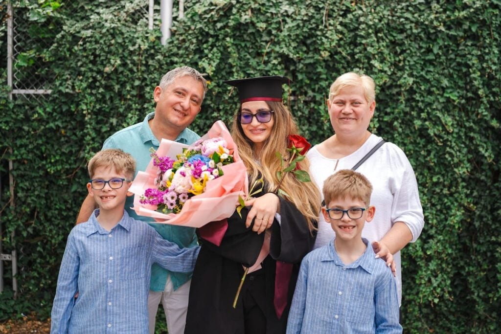 Larisa alături de părinți și de frații ei Mateo (foto stânga) și Patric (foto dreapta)