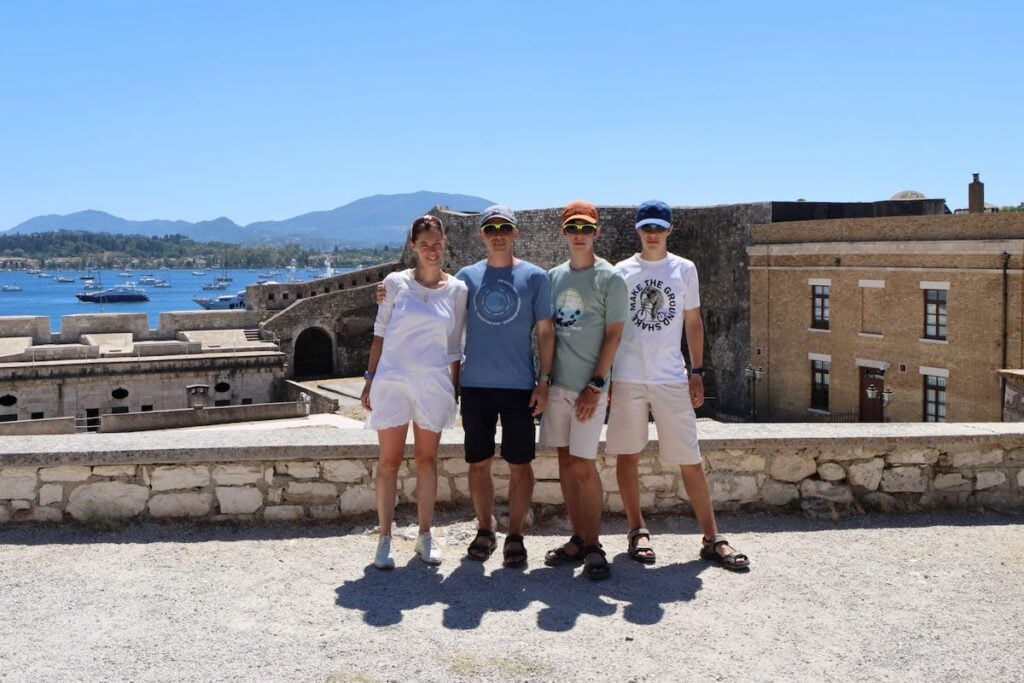 Paul alături de părinți și de fratele lui mai mare