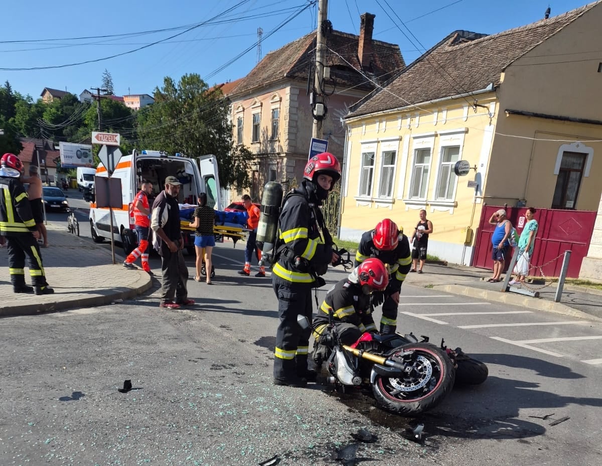 Accidentul a avut loc din cauza unui șofer care nu s-a asigurat înainte de efectuarea virajului la stânga. Foto: Serviciul de Ambulanță Județean Sibiu