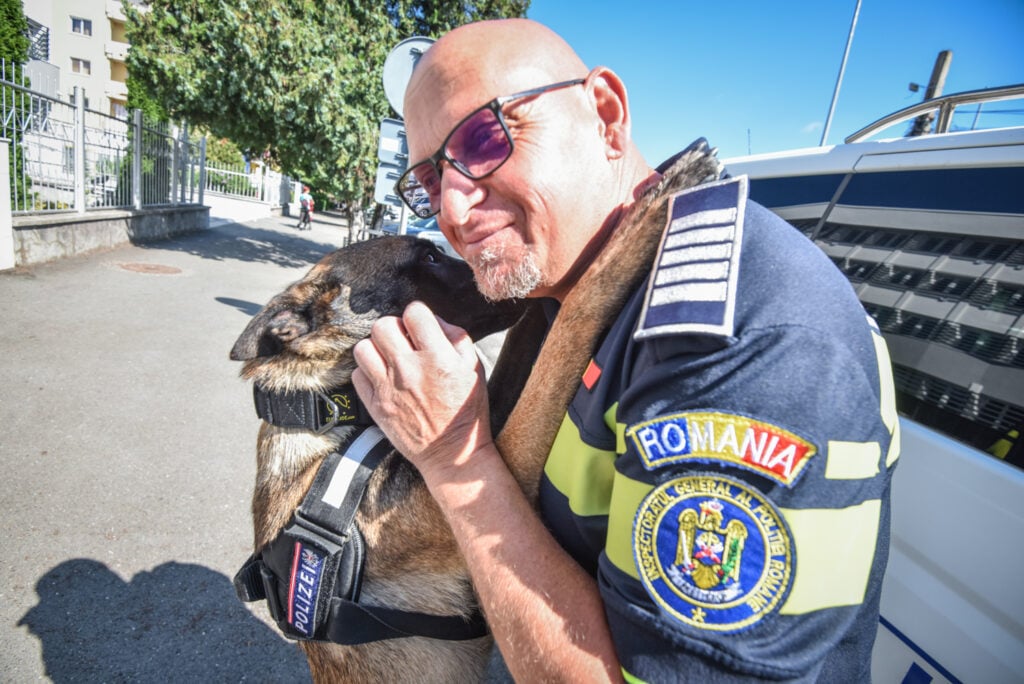 Agentul-șef principal de poliție Alin Pascu și câinele Hod. Foto: Silvana Armat/turnulsfatului.ro
