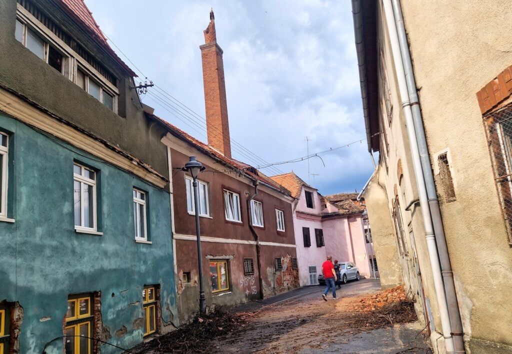 Hornul era înclinat de mai mulți ani. Foto: turnulsfatului.ro