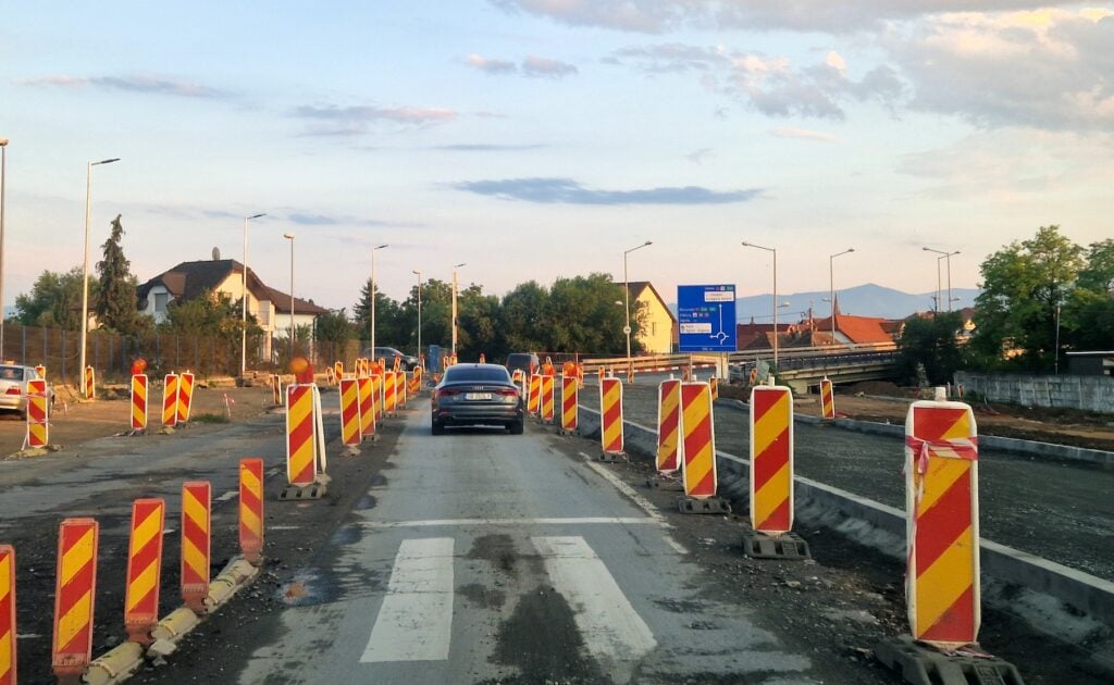 Continuarea lucrărilor așteaptă după finalizarea micilor șantiere deschise de distribuitorii de utilități. Foto: turnulsfatului.ro