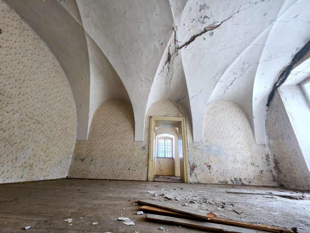 Interiorul clădirii lipită de Biserica Azilulului. Foto: turnulsfatului.ro
