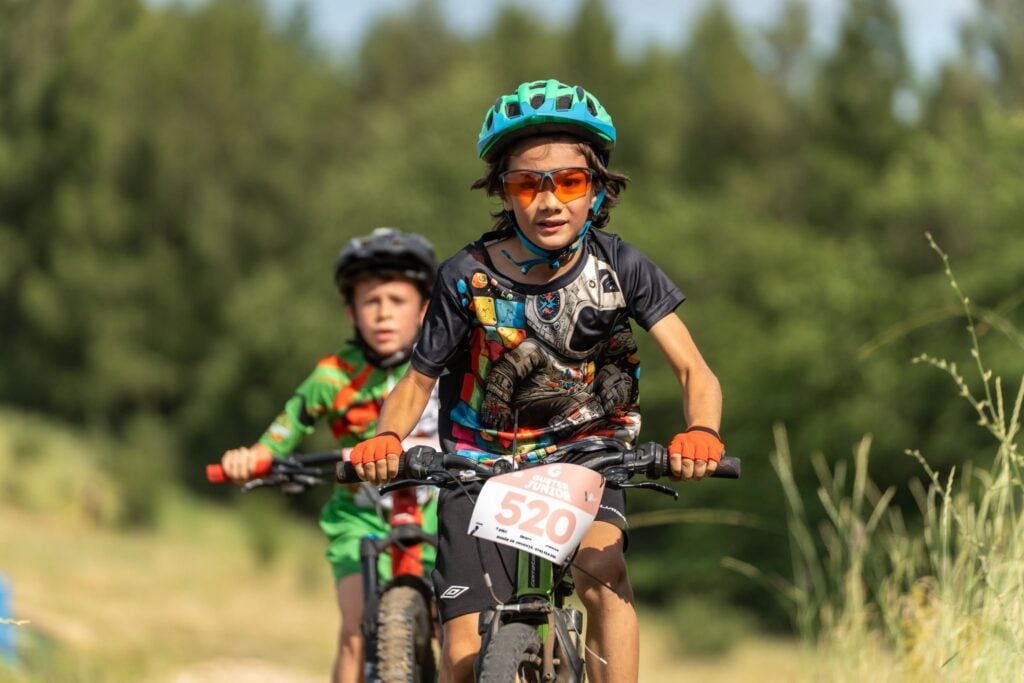 Pasiunea copiilor - molipsitoare. Foto: Gușterița MTB / Tibi Hila