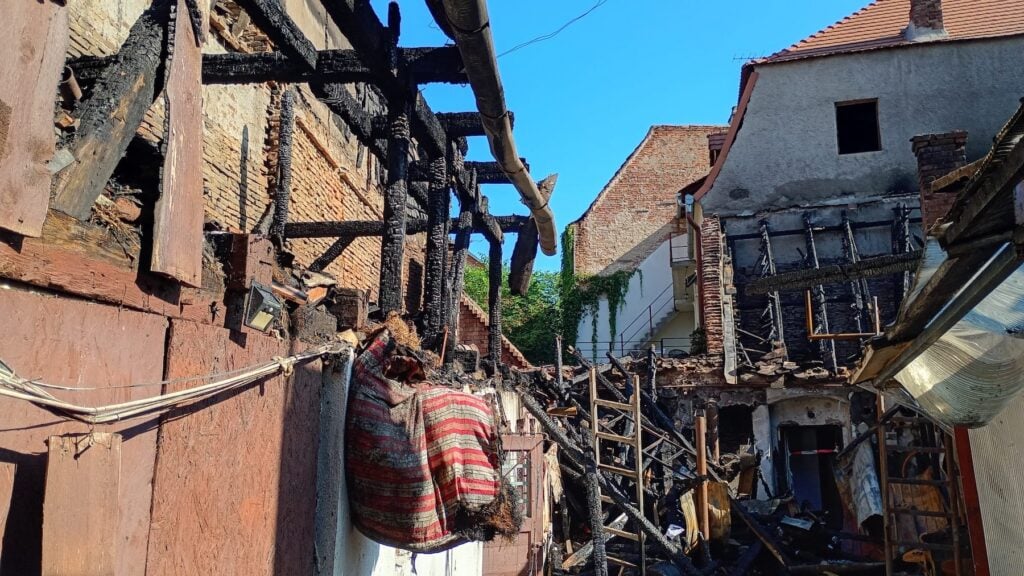 Zidul comun din stânga acestei imagini trebuie demolat de urgență, reclamă vecinii. Foto: turnulsfatului.ro