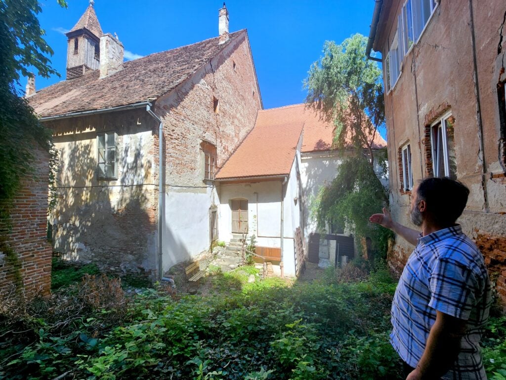 Peotul paroh Ioan Pop arată că afectată este clădirea lipită de Biserica Azilului. Foto: turnulsfatului.ro