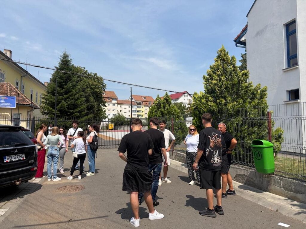 Elevii sibieni după ce au ieșit de la ultima probă de BAC/Foto: turnulsfatului.ro
