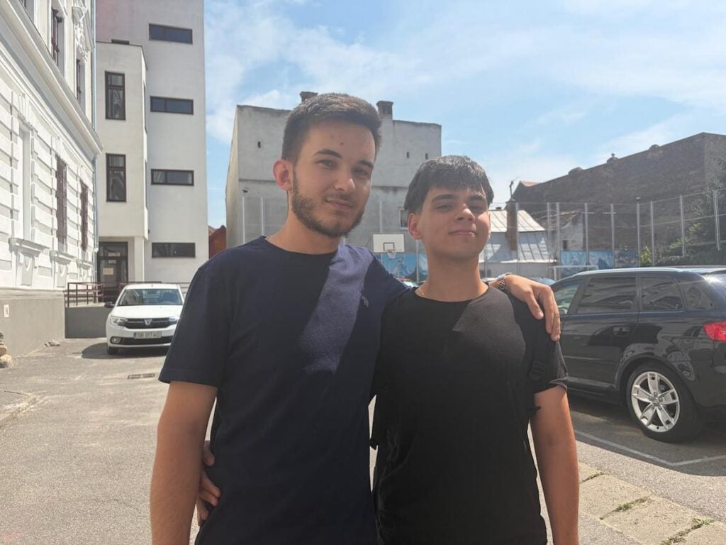 Fabian alături de prietenul său Denis/Foto: turnulsfatului.ro