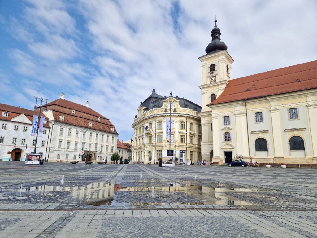 Reprezentanții Primăriei Sibiu spun că vor înlocui, cândva, instalațiile fântânii arteziene din zona zero a orașului. Foto: turnulsfatului.ro