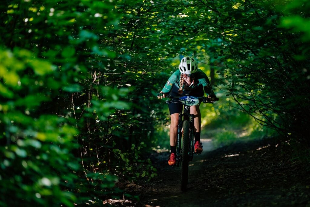 Zonele de single trail din pădure sunt încântătoare. Foto: Gușterița MTB / Tibi Hila