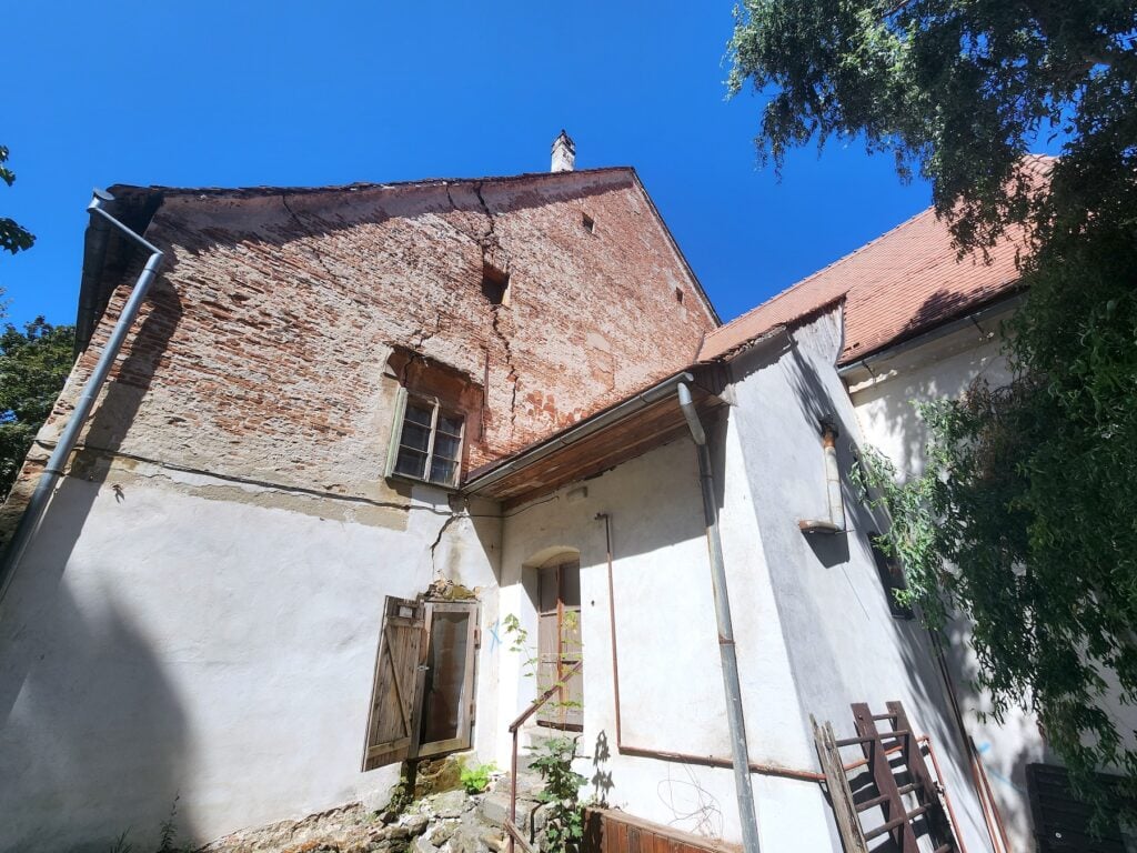 fisura cladire biserica azilului