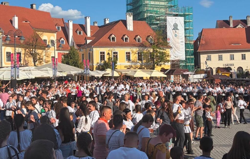flash mob junii sibiului piata mica2