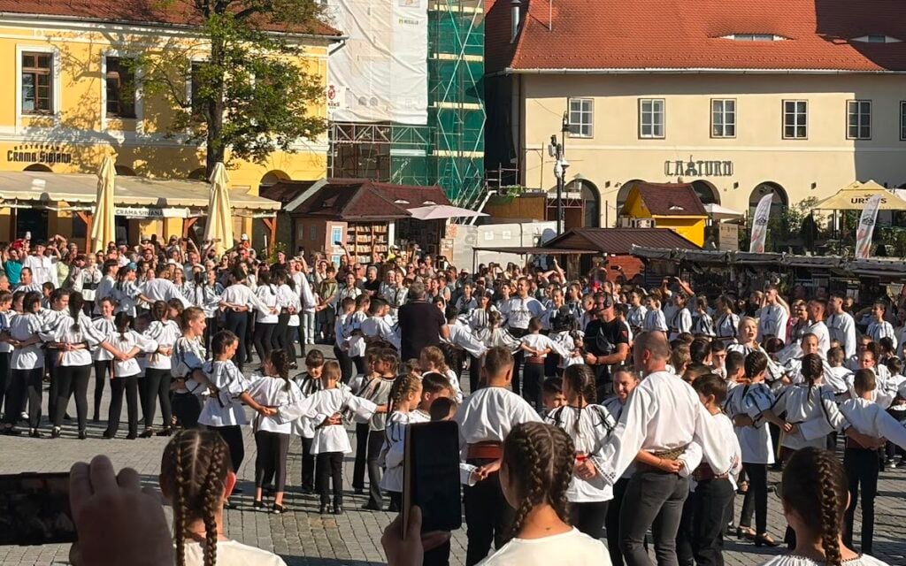 flash mob junii sibiului piata mica8