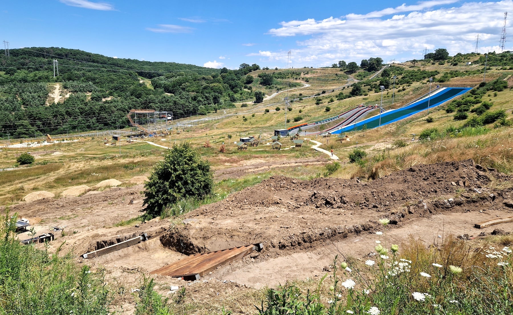 În timp ce reședințele de județ și județele învecinate au avut proiecte mai mari, Sibiul a atras fonduri nerambursabile pentru proiecte mai mici, dar mai diverse. Foto: Gușterland, iulie 2026 / turnulsfatului.ro