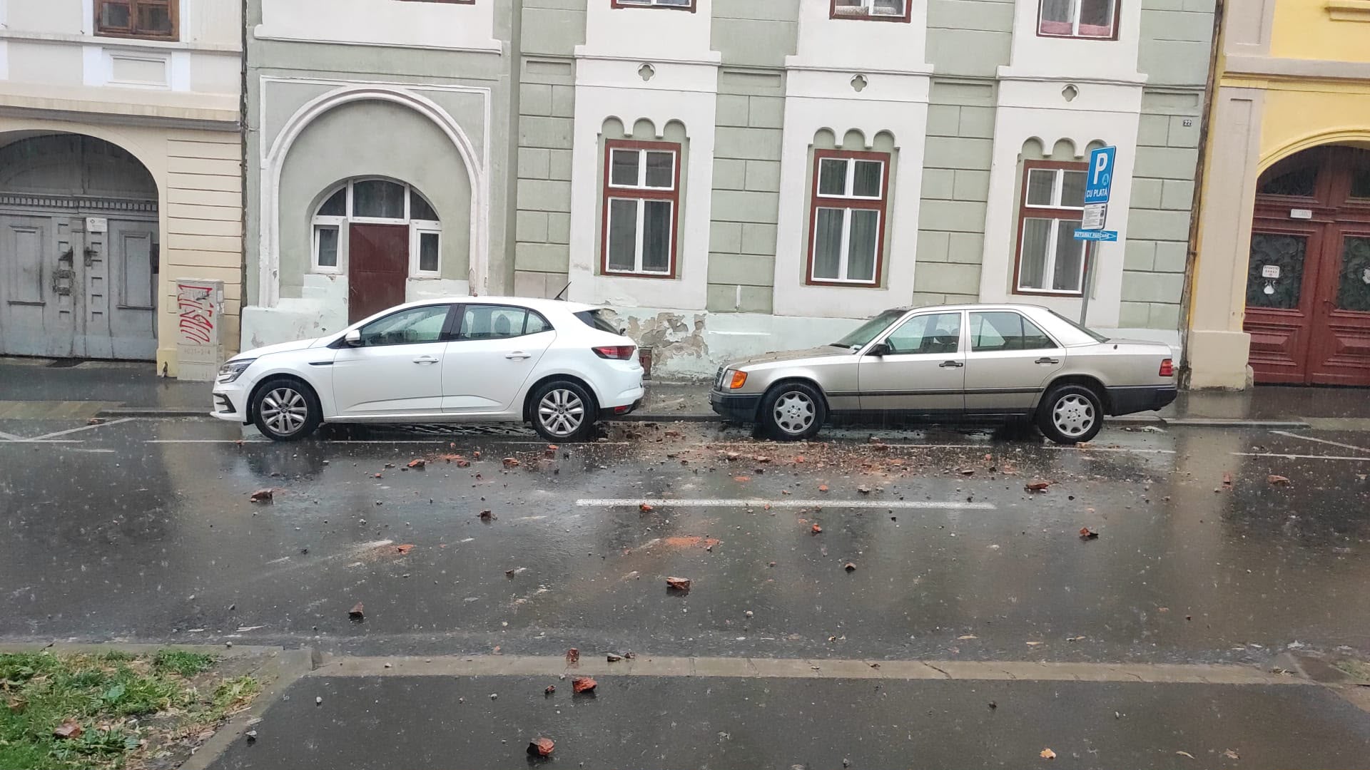 Bucățile căzute au lovit mașini/Foto: ISU Sibiu