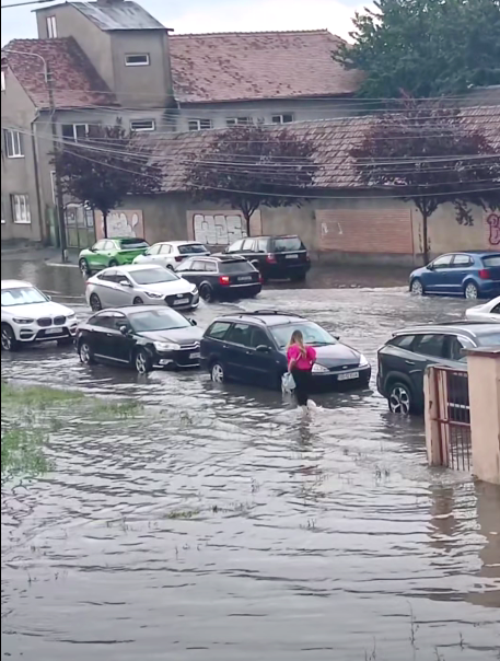 Strada Autogării a fost acoperită de ape, joi după-amiaza. Foto: captură video