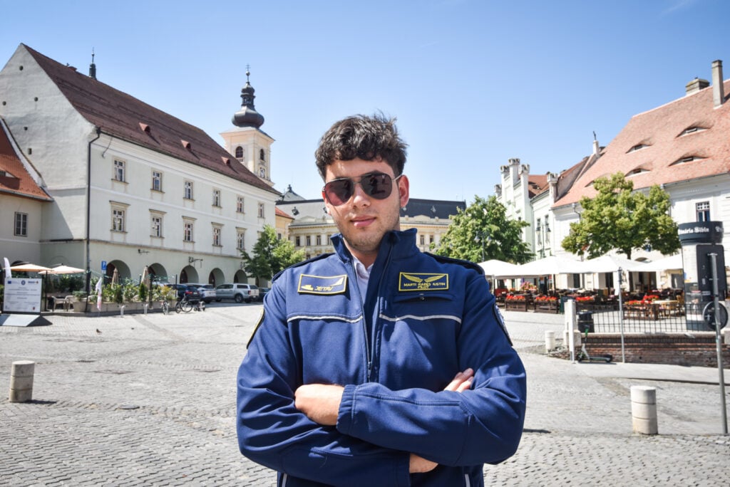 Iustin este elev în clasa a XI-a la Liceul „Constantin Noica”. După BAC-ul de anul viitor va susține examenul pentru a deveni pilot de linie. Foto: turnulsfatului.ro