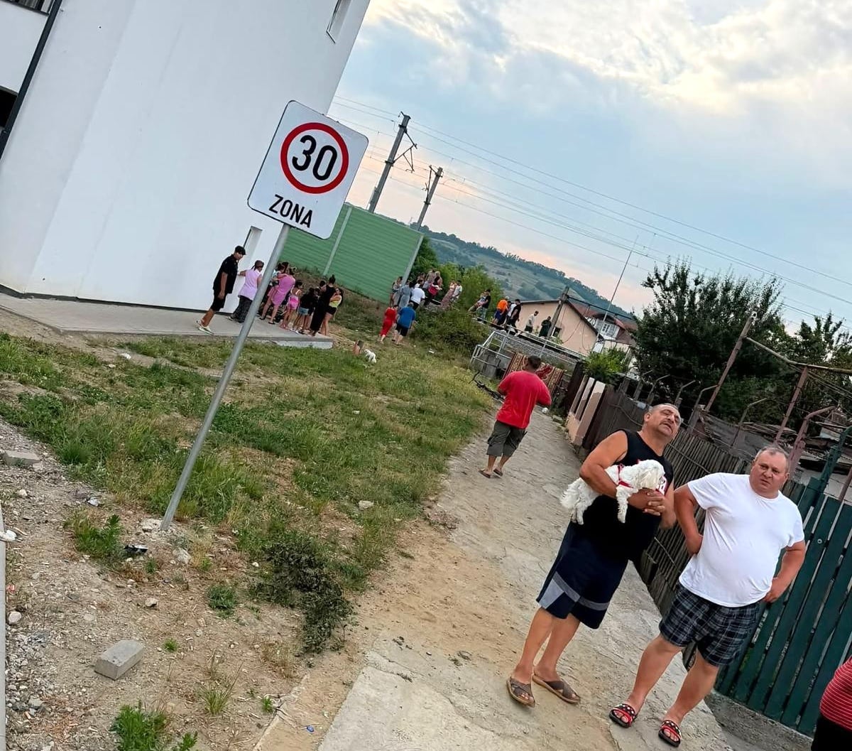 Accidentul s-a produs chiar în zona blocurilor în care locuiesc cei doi tineri. Foto: Facebook / Cristian Man