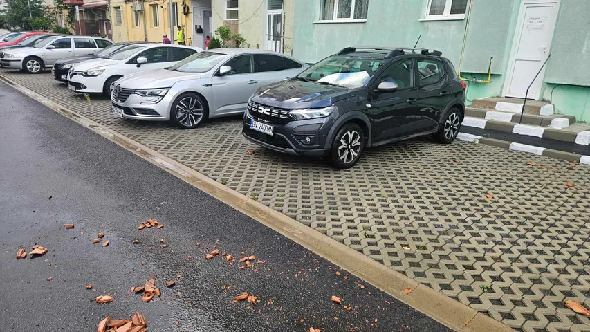 Țiglele desprinse au lovit mașinile parcate. Foto: cititor turnulsfatului.ro