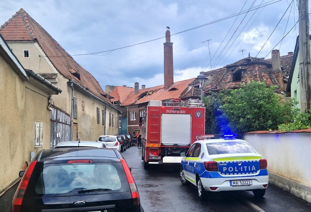 Mașinile parcate blochează înaintarea autospecialelor de intervenție. Foto: turnulsfatului.ro