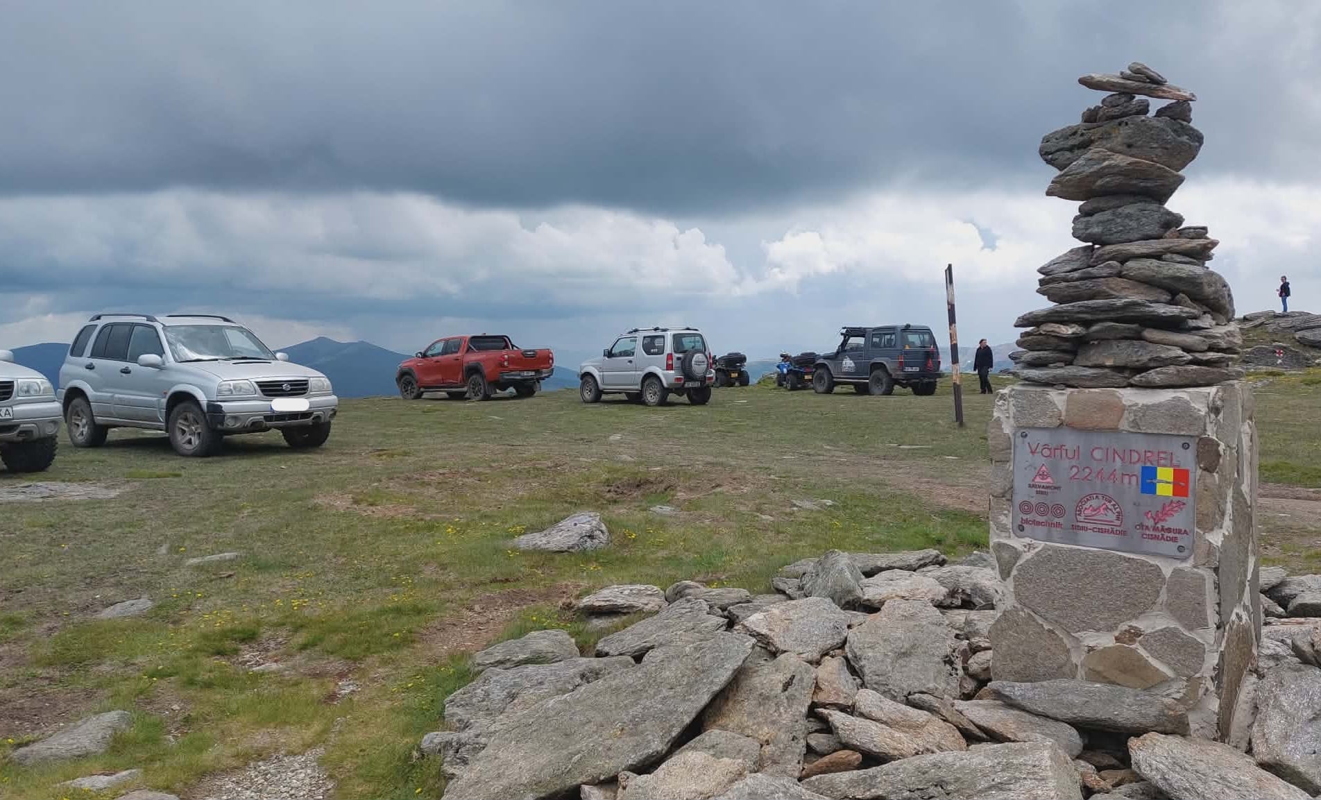 Acest ”festival moto” în arie naturală protejată a fost sancționat de jandarmii sibieni cu avertisment scris. Și nu pentru încălcarea ariei naturale cu autovehicule. Foto: cititor turnulsfatului.ro