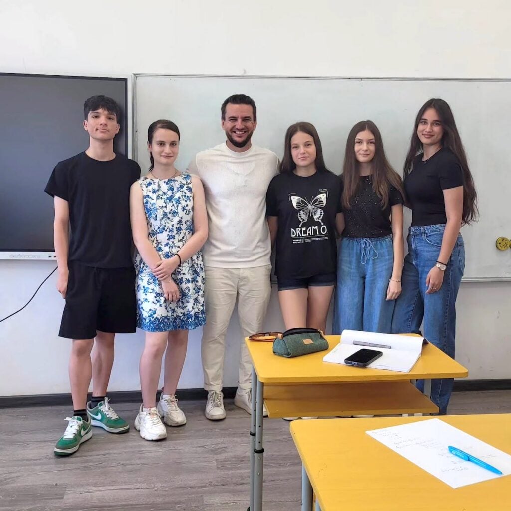 De la stânga la dreapta: Luca (Ialomița), Maria (Cluj), Mihai (Sibiu), Maria (Racovița, Sibiu), Sofia (Sibiu) si Indira (Timișoara)