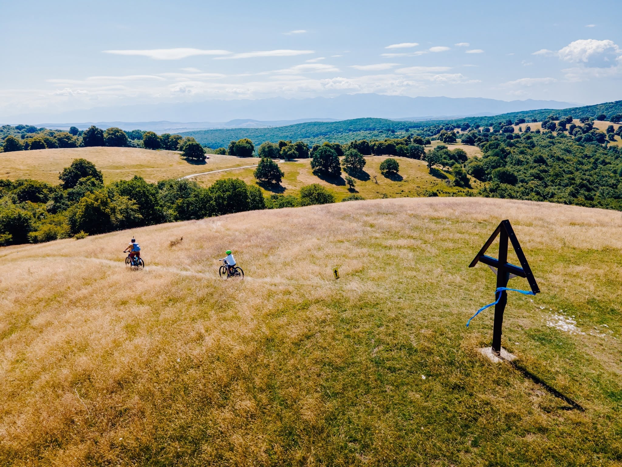 Traseele de la Gușterița MTB te poartă și prin câteva puncte de belvedere pe care, dacă nu le știai, le vei revizita cu siguranță. Foto: Gușterița MTB / Tibi Hila
