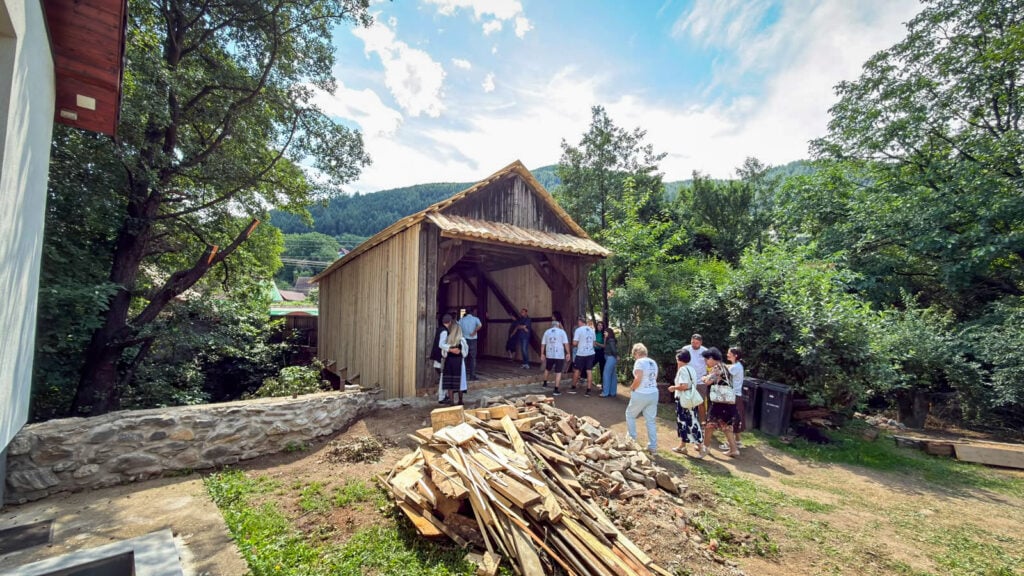 pod acoperit gura raului, ambulanta monumente (30)