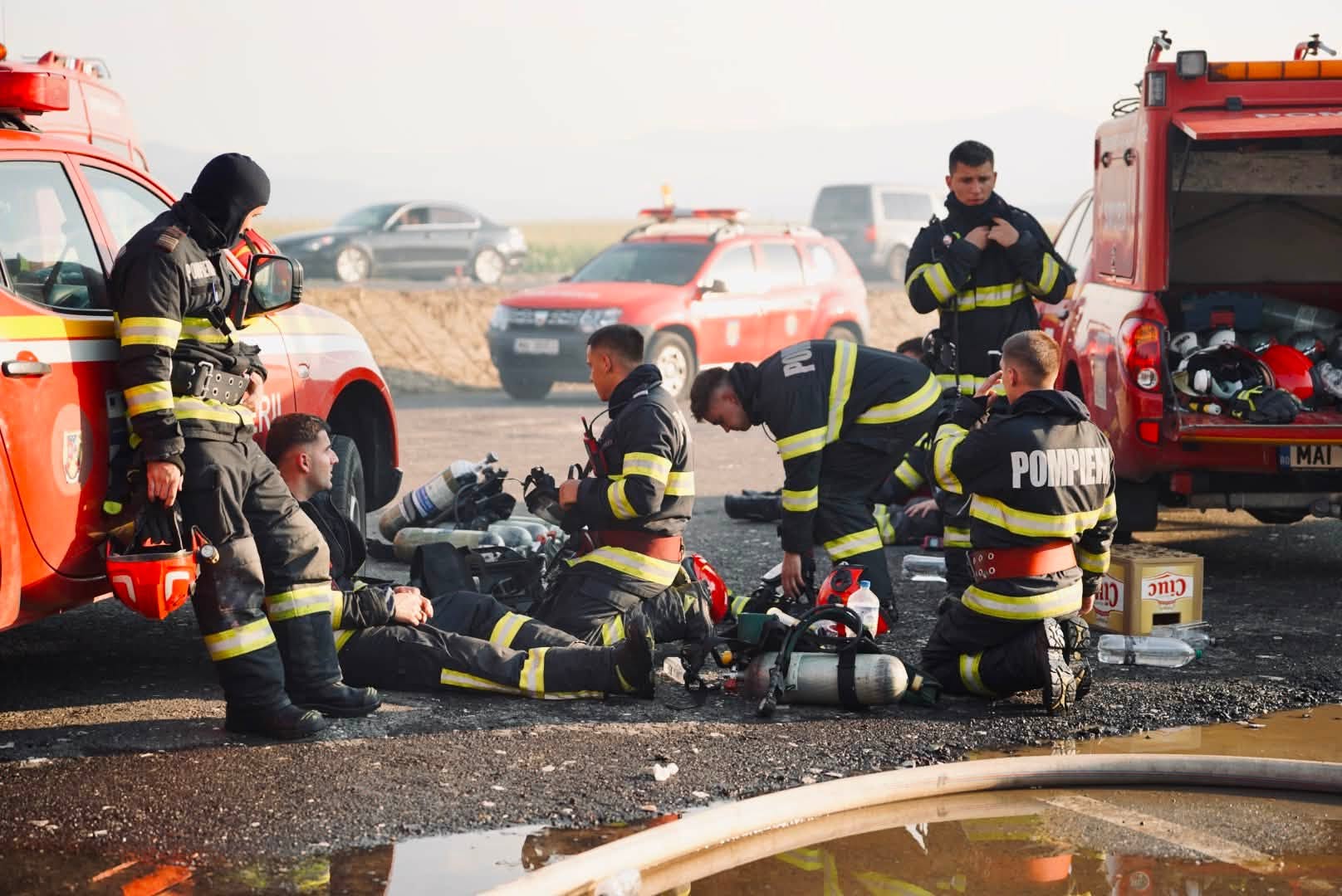 25 de pompieri au fost mobilizați pentru stingerea incendiului de la Popasul Avrig. Foto: ISU Sibiu