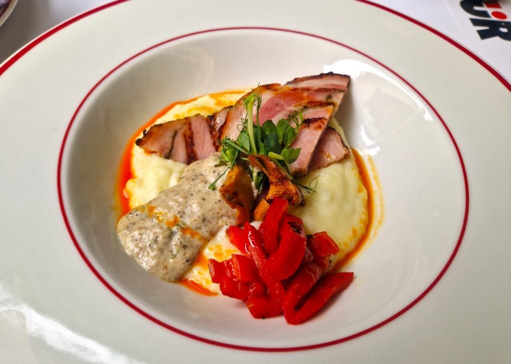 Porchetta cu trufe la Blur. Foto: turnulsfatului.ro