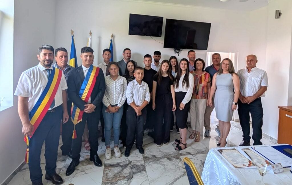 Primarul Cristian Ioan Bratu și elevii aleși pentru actualul mandat de un an. Foto: Facebook / Primăria Mihăileni