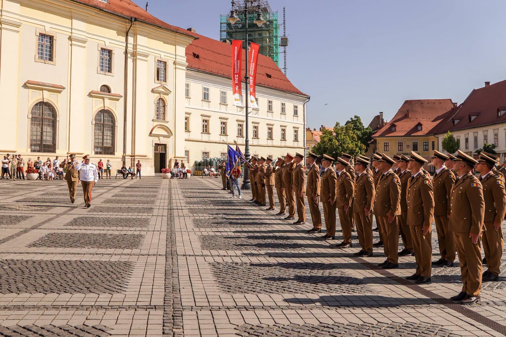 90 de absolvenți au primit, în cursul zilei de joi, gradul de ofițer în cadrul unei ceremonii care a avut loc în Piața Mare a orașului. Foto: Facebook / AFT