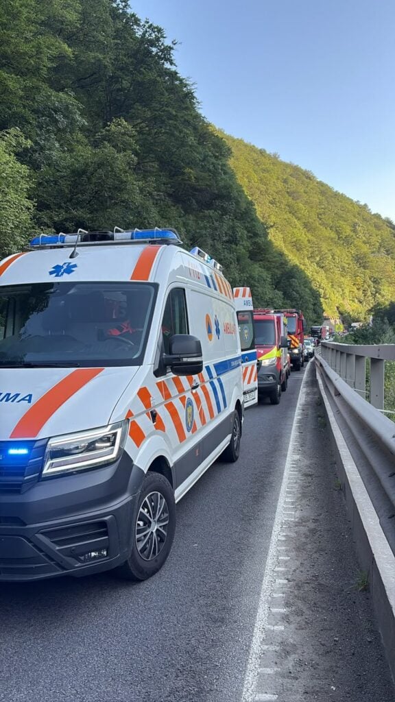 stanca cazuta pe masina valea oltului foto isu 1